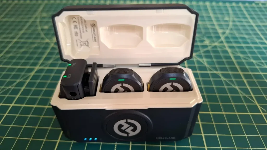 Microfone Hollyland Lark M2 dentro da sua case sobre uma mesa e sua case ao fundo.