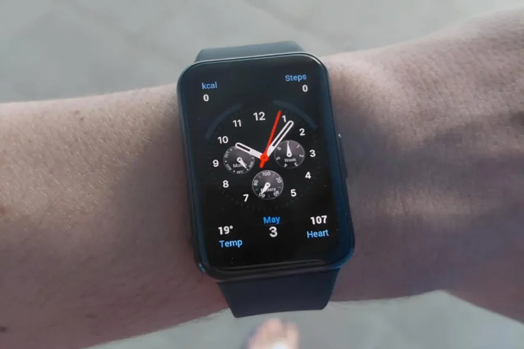 Samsung Galaxy Fit3 no pulso de uma pessoa