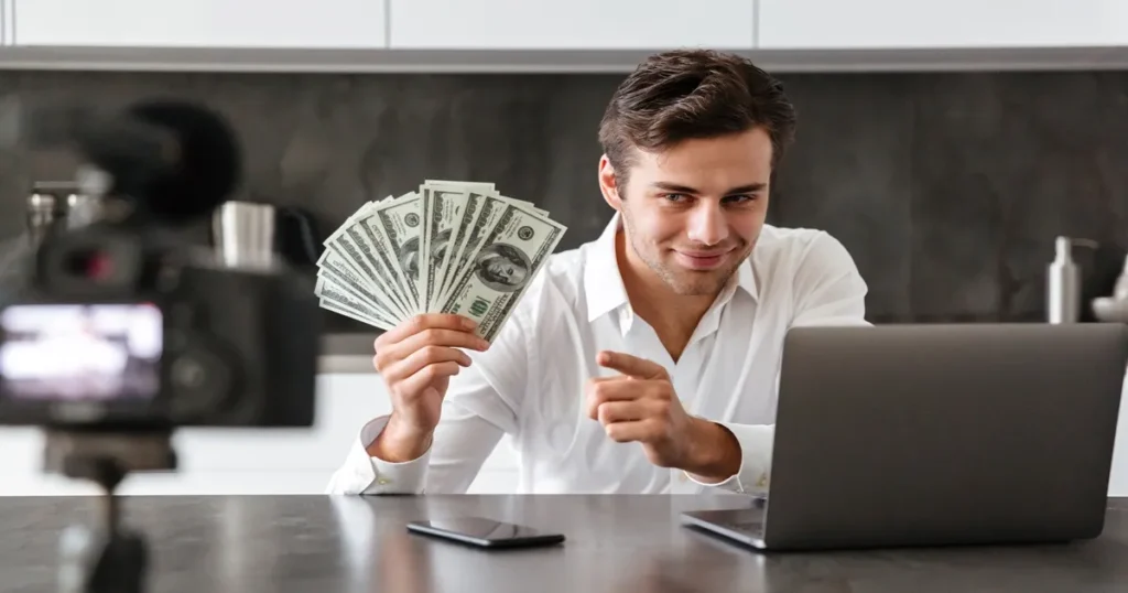 Um homem usando camisa branca com dinheiro na mão - Amazon Mturk