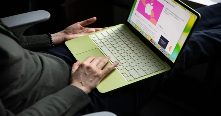 MacBook Neo da Apple ao lado de laptops da Asus e Dell. Alt Text: "MacBook Neo da Apple desafia fabricantes de PC