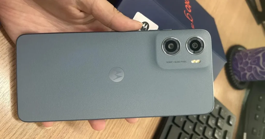 Smartphone Motorola Modelo Moto g05 cor cinza.