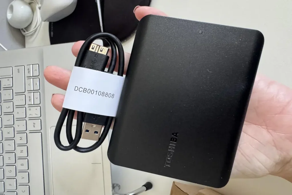 Hd externo portátil na mão