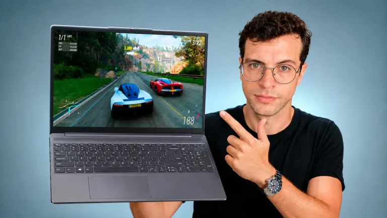 Uma pessoa com notebook IdeaPad Slim 3 Ryzen 7 7735H nas mãos em um fundo degrade azul.