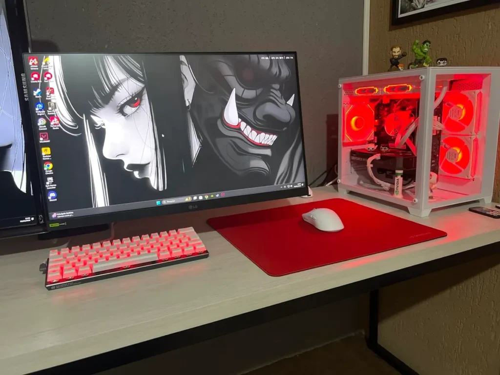 Monitor Gamer LG UltraGear 24 em um setup gamer com luzes vermelhas.