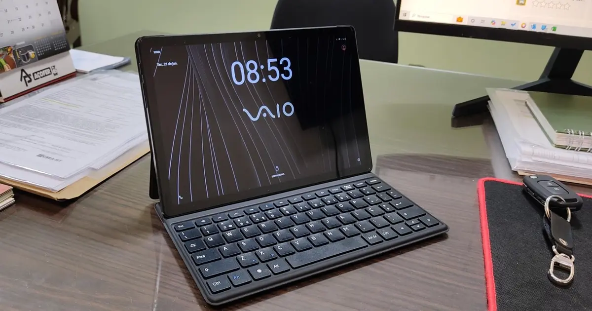 Tablet Vaio TL 10 mostrando sua tela e teclado sobe uma mesa de escritório.