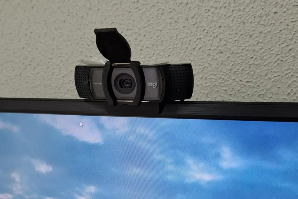 webcam full HD sobe um monitor