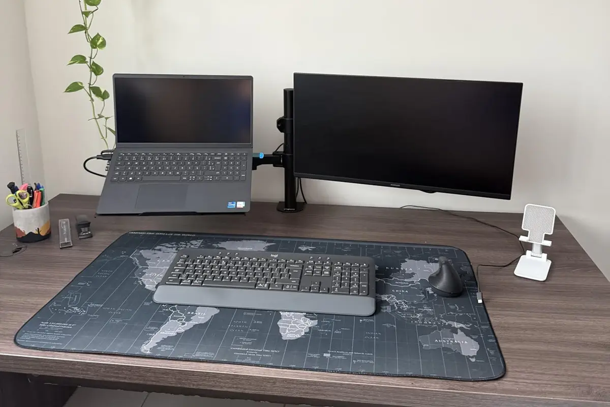 Setup home office montando com todos os gadgets.
