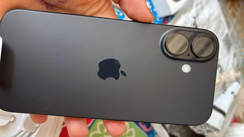 iphone 16 vs iphone 16e mão segurando um iphone 16 cor preta.