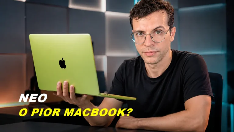 Uma pessoa segurando o Macbook Neo nas mãos