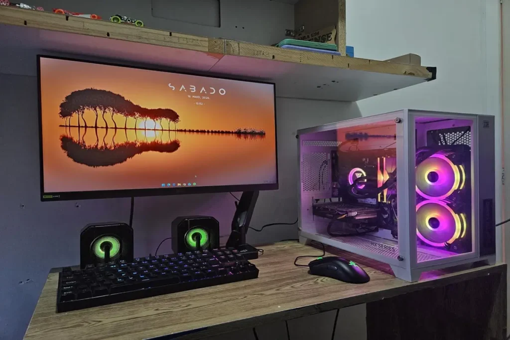 Monitor IPS em um setup gamer colorido.