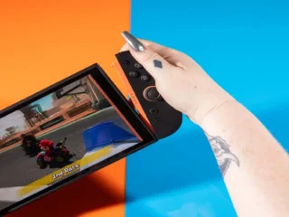 Nintendo Switch 2 com bateria destacada ao lado. Alt Text: "Nintendo Switch 2 com bateria substituível na União Europeia