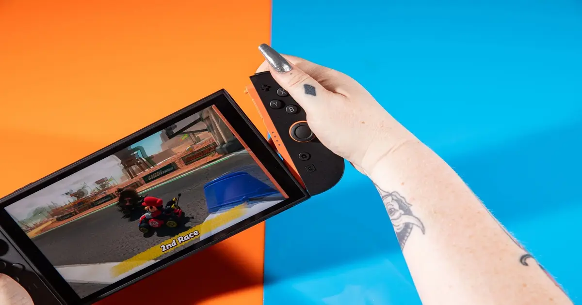 Nintendo Switch 2 com bateria destacada ao lado. Alt Text: "Nintendo Switch 2 com bateria substituível na União Europeia