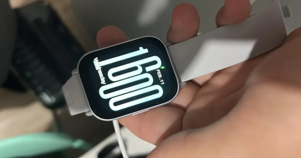 Redmi Watch 5 Active apoiado na mão com sua tela em destaque.