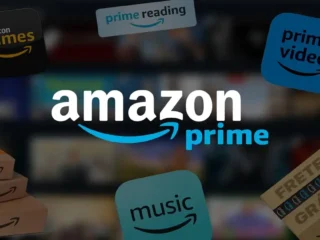Logo Amazon Prime em um fundo desfocado.