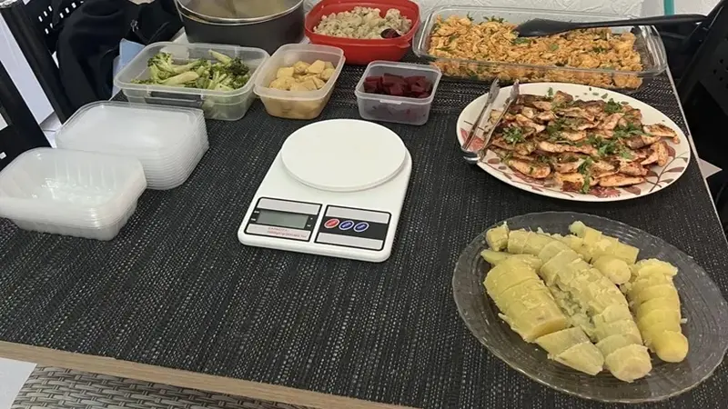 Balança digital branca em superfície plana mostrando visor LCD zerado - Resenha Balança Digital 10kg