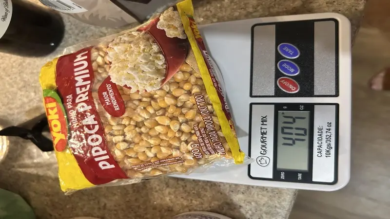 esagem de ingredientes secos em bowl sobre balança digital - Resenha Balança Digital 10kg.