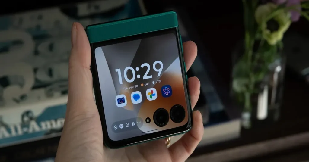 Moto Razr com sua tela externa acesa em destaque e um fundo desfocado.