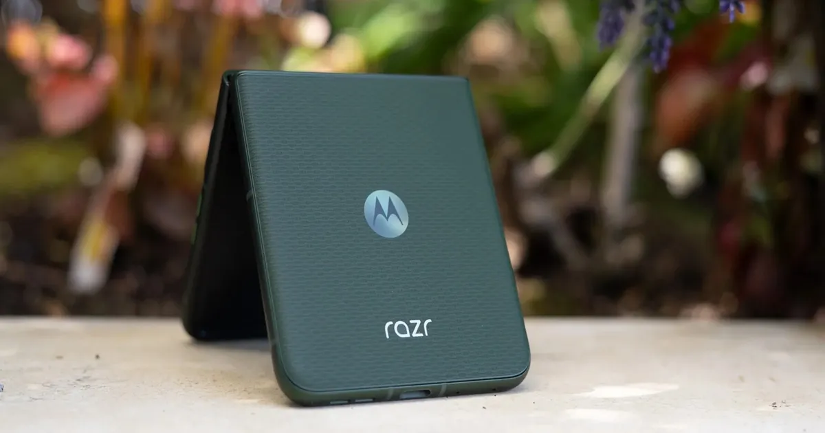 Celular Moto Razr cor verde sobe uma mesa branca em destaque.