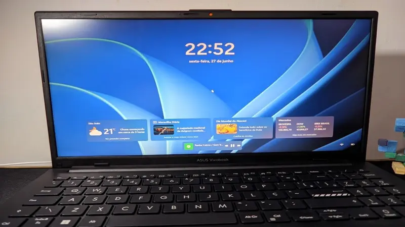 ASUS VivoBook Go 15 é bom? Vale a Pena em 2026 1 ASUS VivoBook Go 15 aberto em 180 graus sobre mesa mostrando tela antirreflexo e teclado chiclet - Resenha ASUS 2026