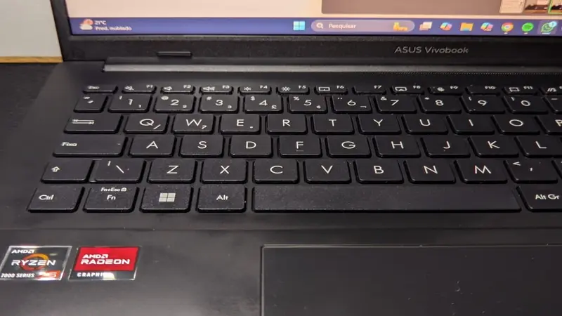 ASUS VivoBook Go 15 é bom? Vale a Pena em 2026 2 Close no processador AMD Ryzen 5 e memória LPDDR5 soldada na placa-mãe do ASUS VivoBook Go 15 - Teste de hardware