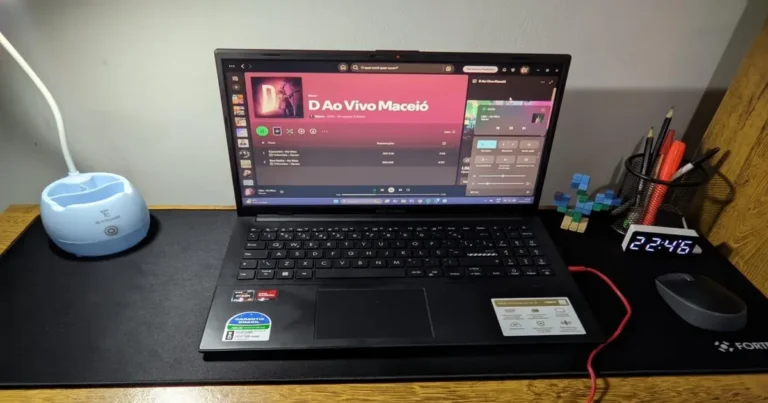 ASUS VivoBook Go 15 aberto em 180 graus sobre mesa mostrando tela antirreflexo e teclado chiclet - Resenha ASUS 2026