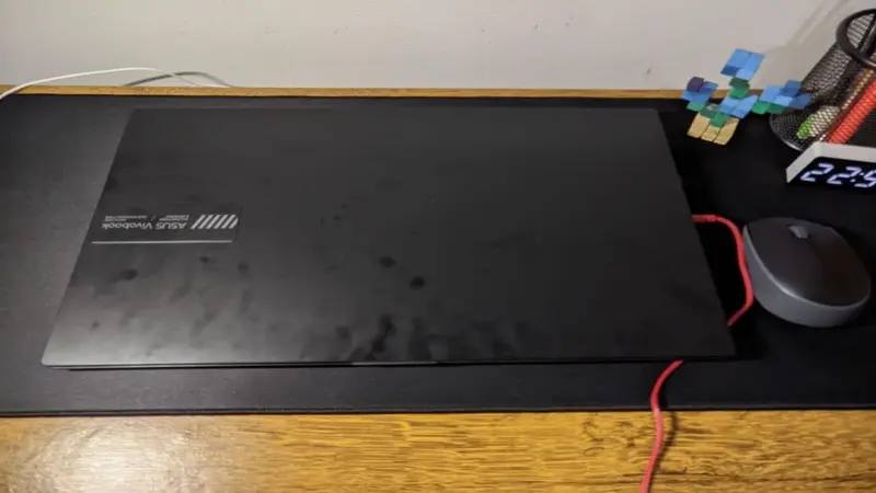 ASUS VivoBook Go 15 é bom? Vale a Pena em 2026 3 Painel superio do ASUS VivoBook Go 15