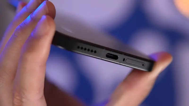 Parte inferior mostrando as conexões do Poco X8 PRO