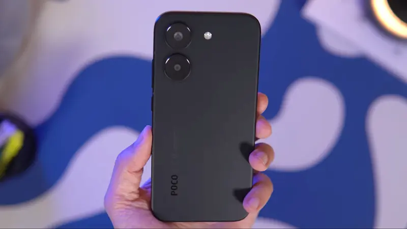 Mão segurando o smartphone Poco X8 Pro cor preto.