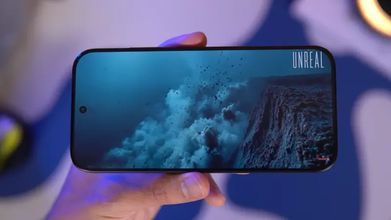 Mão segurando o smartphone Poco X8 Pro exibindo sua tela AMOLED.