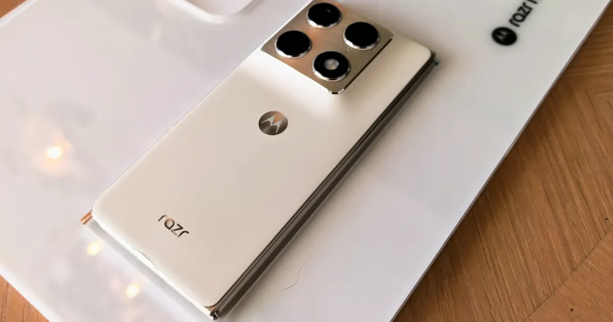 Motorola Razr Fold 70 cor branco sobe uma mesa de madeira.