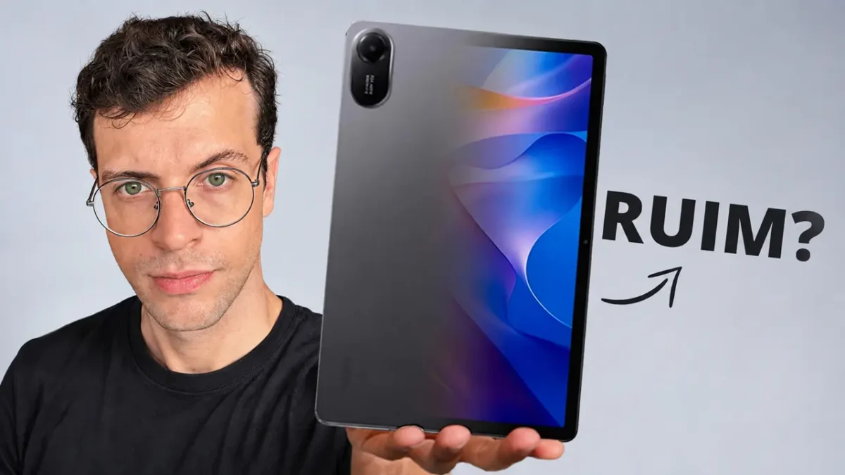 Uma pessoa segurando o tablet Redmi Pad 2