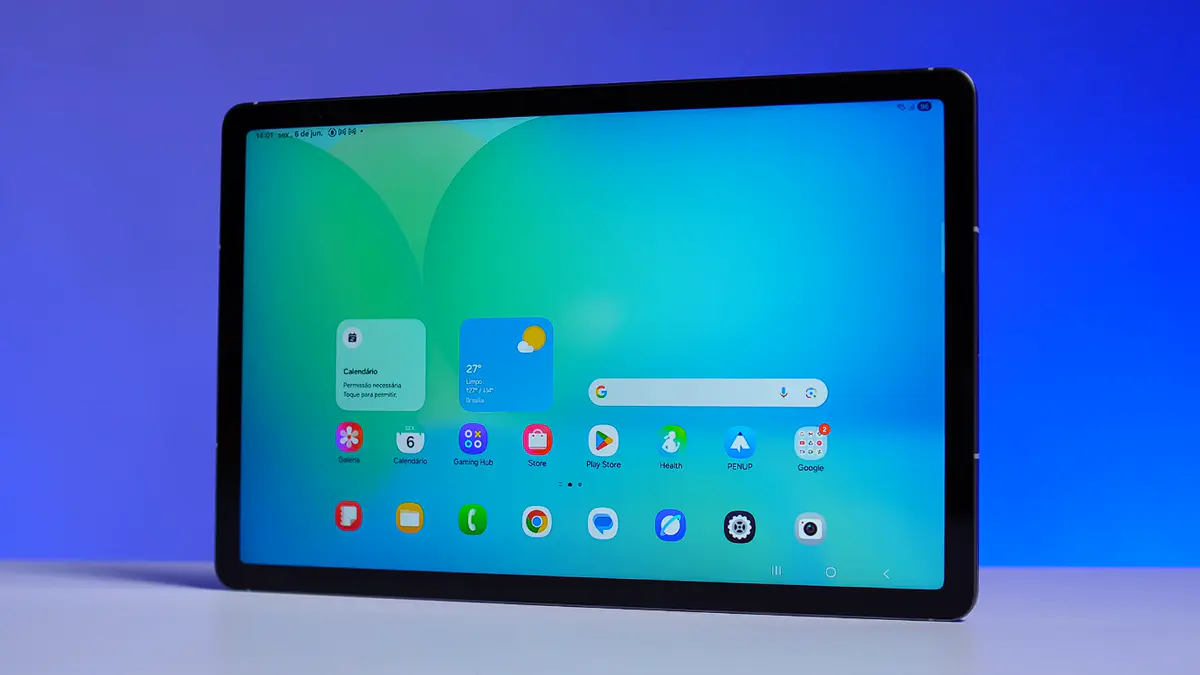 Samsung Galaxy Tab S10 FE sobe uma bancada branca.