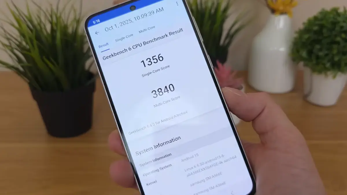 uma pessoa segurando o samsung galaxy a 56 exibindo tela de benchimark
