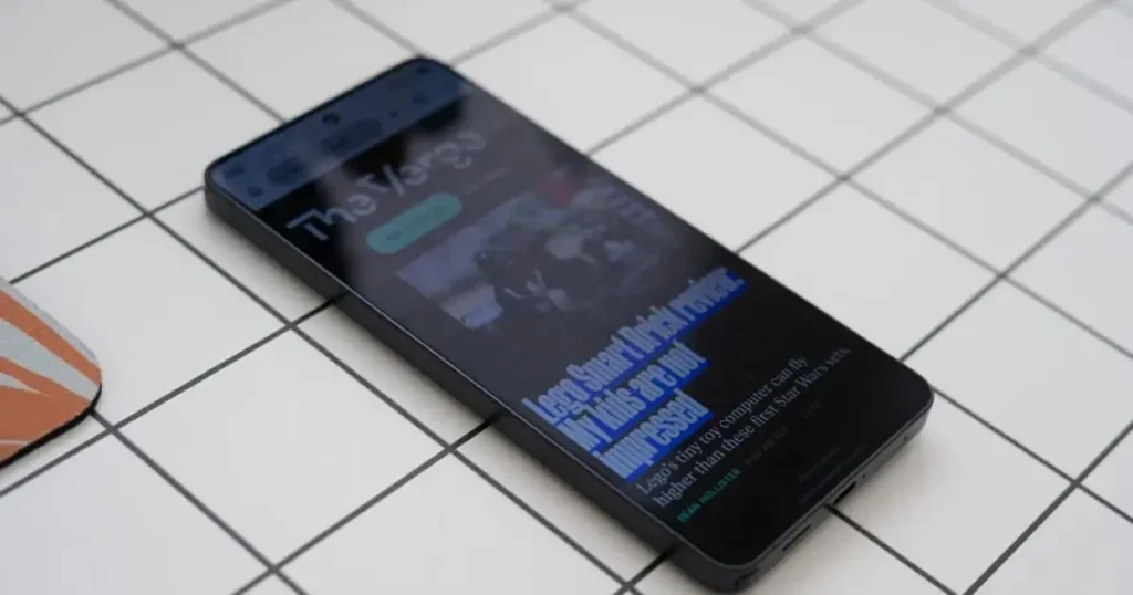Smartphone Samsung Galaxy S27 PRO com a tela acesa sobe a mesa.