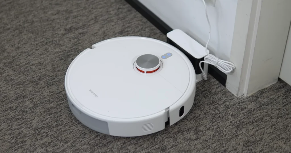 Robô aspirador Xiamo s40c cor branco em sua base de carregamento.