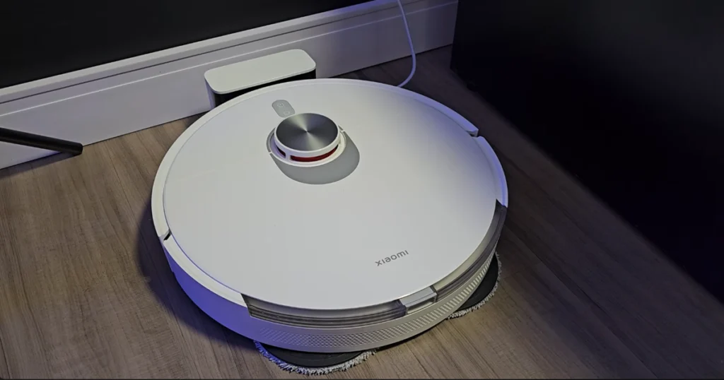 Robô aspirador Xiaomi s20 cor branco em sua base de carregamento.