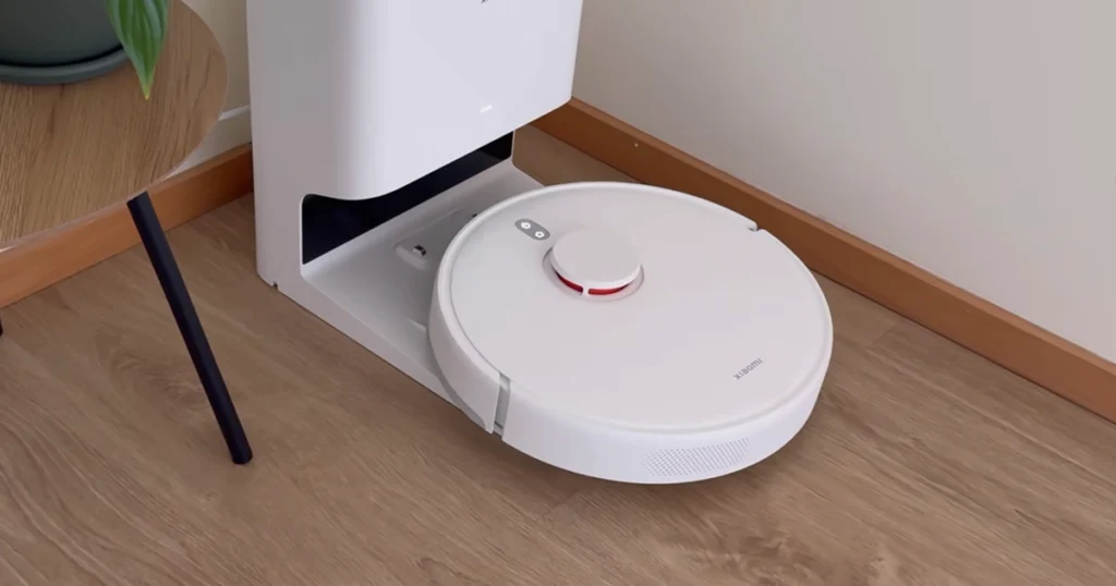 Robô aspirador Xiaomi X10 cor branco junto a sua base no chão.