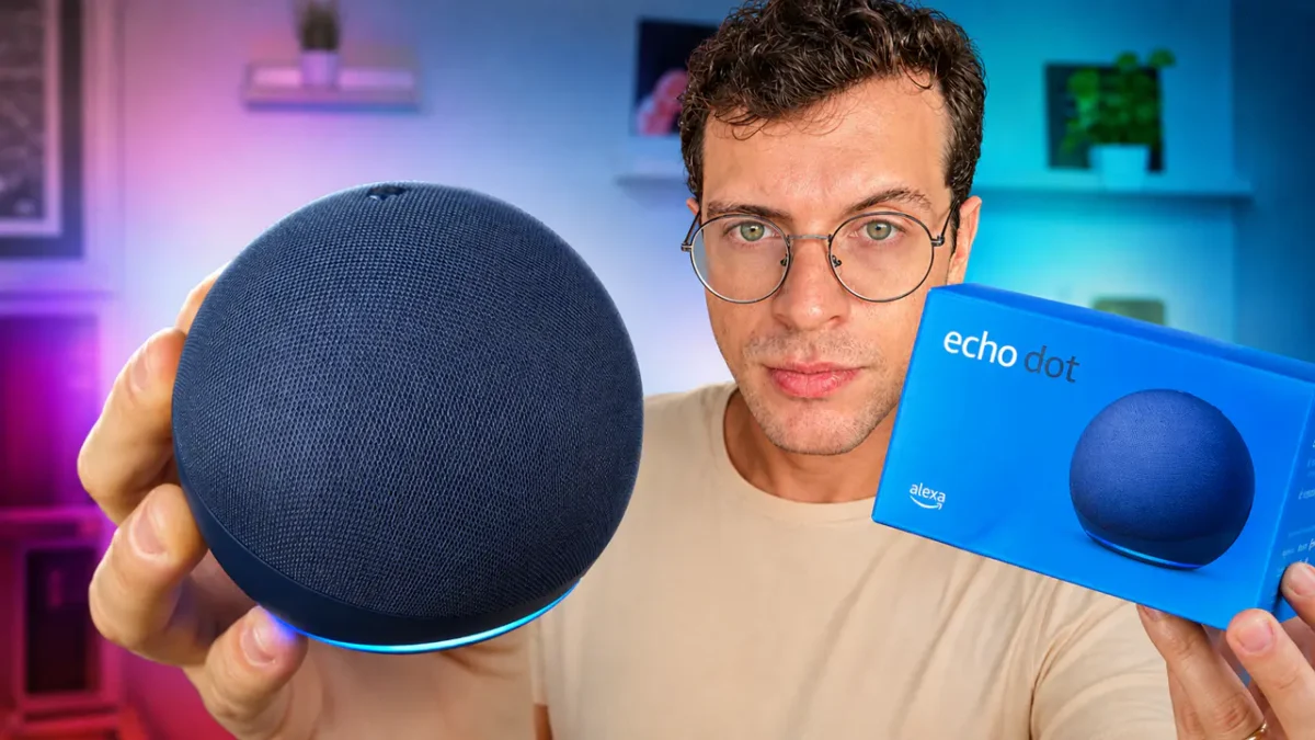 Uma pessoa com Alexa Echo Dot 5ª Geração nas mãos