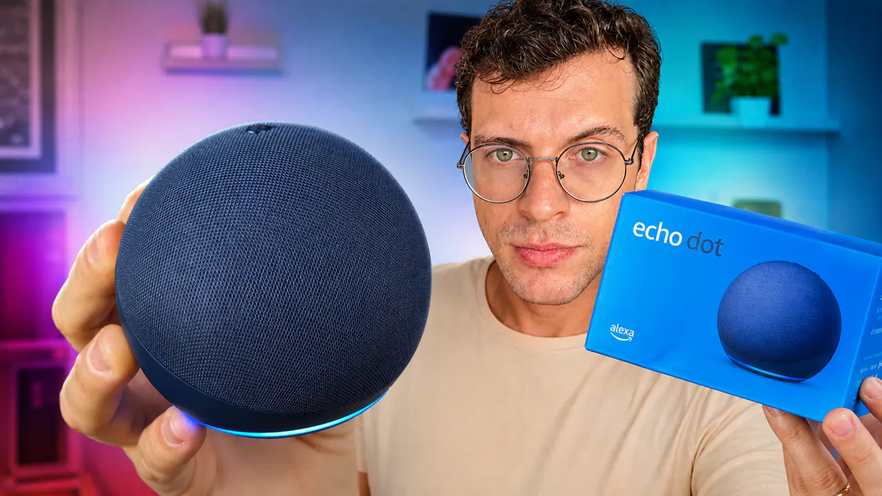 Uma pessoa com Alexa Echo Dot 5ª Geração nas mãos