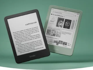 Amazon Kindle 11ª Geração em um fundo verde.