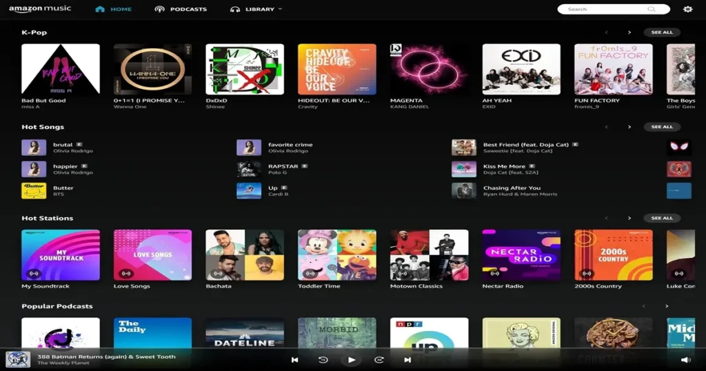 Tela incial do Amazon Music com vários titulos musicais em um fundo preto.