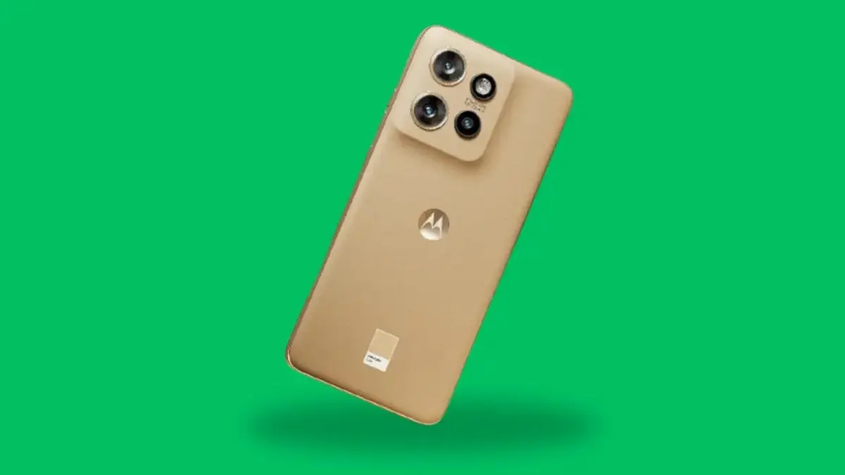 Motorola 50 Neo em um fundo verde.