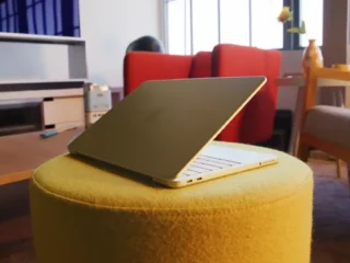 MacBook Neo na cor amarelo citrico com tela Liquid Retina de 13 polegadas e chip A18 Pro para Apple Intelligence