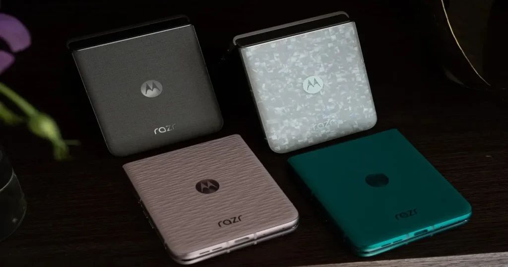 Moto Razr em quatro cores diferentes sobe uma mesa escura.