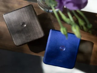 novo moto Razr Ultra cor azul sobe uma mesa de madeira.