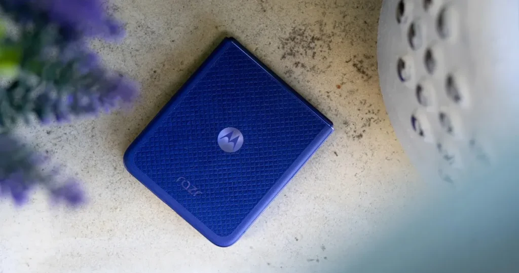 Moto Razr Ultra cor azul em destaque com fundo desfocado