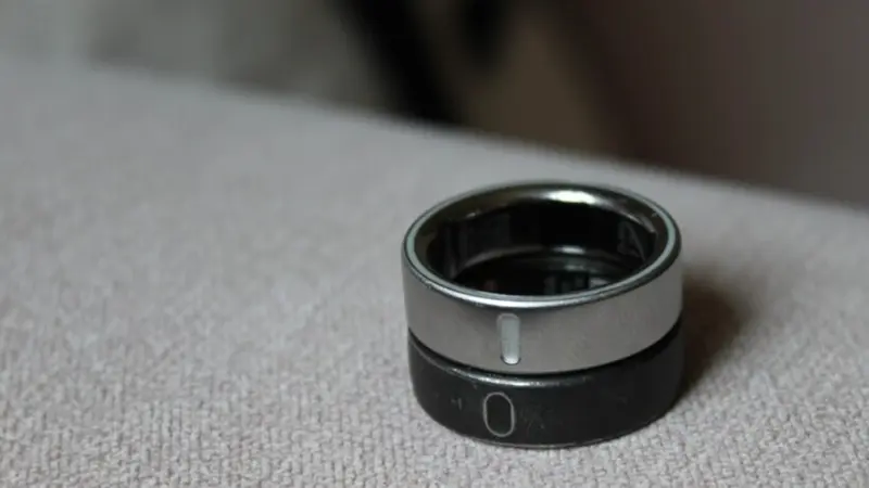 Oura Ring 4 e Oura Ring 3 um sobe o outro