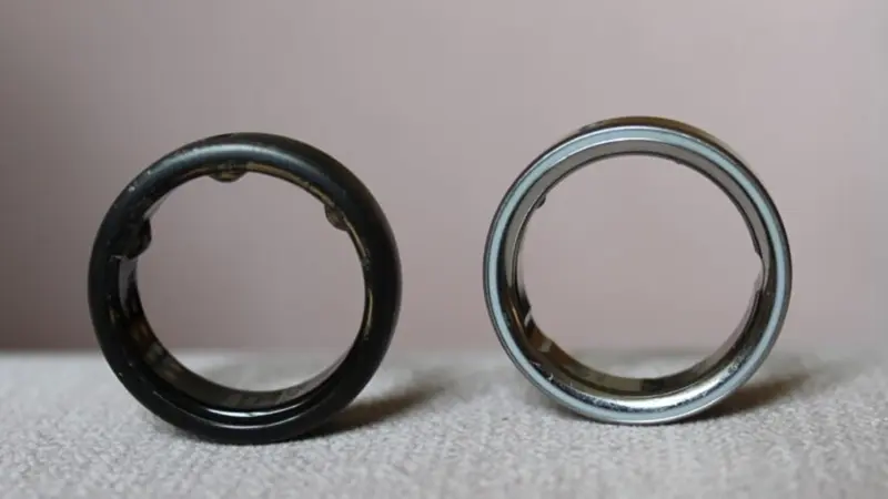 Oura Ring 4 e Oura Ring 3 lado a lado mostrando os sensores.