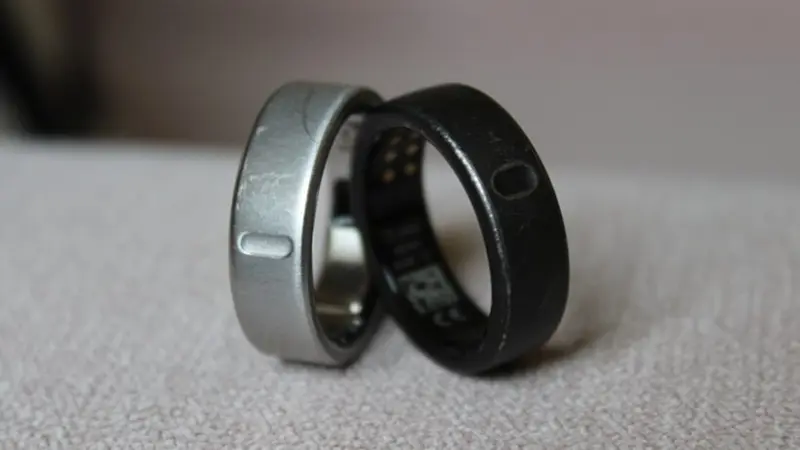 Oura ring 4 cor prata e oura ring 3 cor preto lado a lado