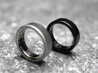 Anel inteligente Oura Ring 4 cor patra e Oura Ring 3 Cor preto lado a lado